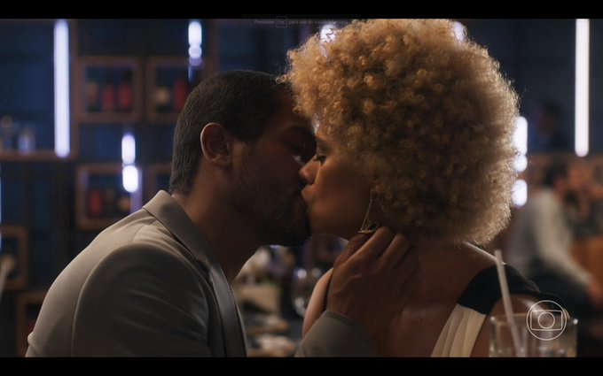 ZAMENZA's tweet image. Todos beijam, menos as duas mulheres. Enquanto toca GENTE CARETA E COVARDE!!!!!!!!!!!!!!! 

A resposta da equipe pra essa hipocrisia suja da Globo. #VainaFé