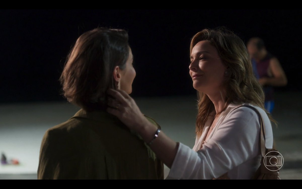 ZAMENZA's tweet image. Todos beijam, menos as duas mulheres. Enquanto toca GENTE CARETA E COVARDE!!!!!!!!!!!!!!! 

A resposta da equipe pra essa hipocrisia suja da Globo. #VainaFé