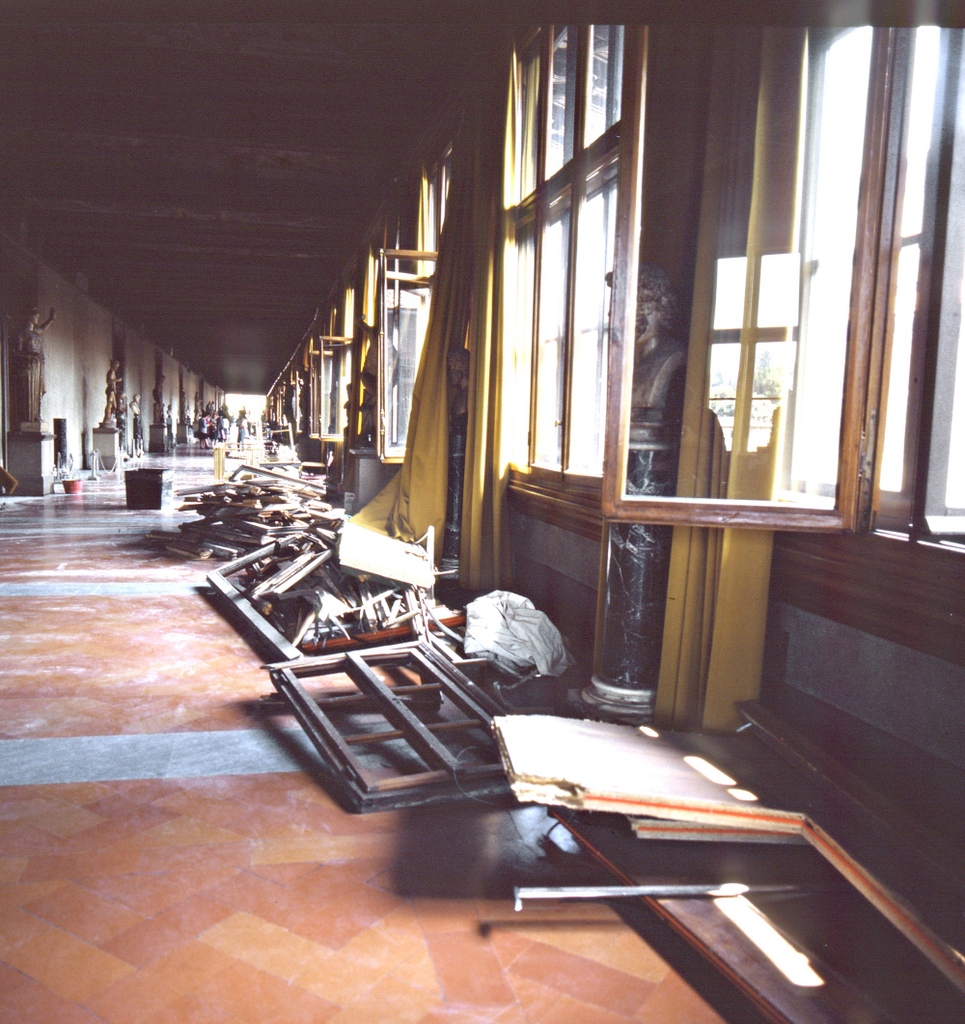 UffiziGalleries's tweet photo. Così gli #Uffizi si svegliarono il #27maggio 1993. Alle 1:04 la vita di 5 persone fu spezzata e Firenze fu colpita al cuore dalla ferocia della mafia. #30anni dopo abbiamo il dovere di fare memoria e sostenere il valore della legalità. #Georgofili 
👉️ https://t.co/xpYqAOx3bd https://t.co/p9u8z6DShe
