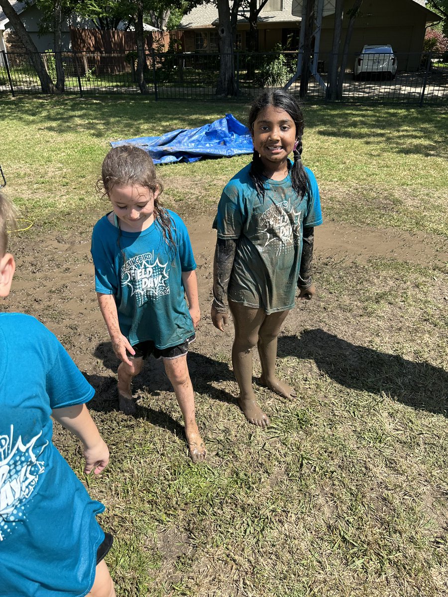 1Dmrstrimble's tweet photo. I love these field day smiles! @MKBMavs https://t.co/VvX0qHeqzG