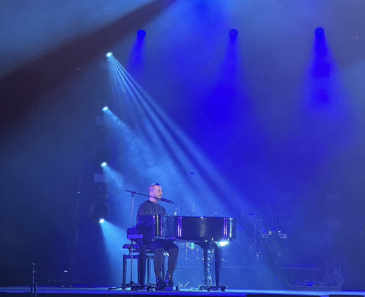 loro_paolo's tweet photo. Stasera al @granteatrogeox bellissimo spettacolo di @RafRiefoli #lamiacasatour https://t.co/kVtufsB0LG