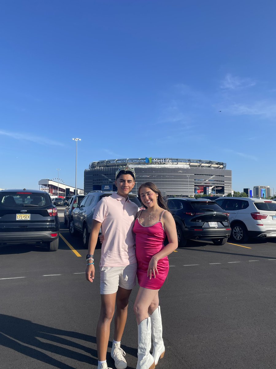 Reptotics's tweet photo. We parked ! @taylorswift13 @taylornation13 #MetLifeErasTour #TSErasTour #Erastourmetlife https://t.co/Glgv4y2VNw