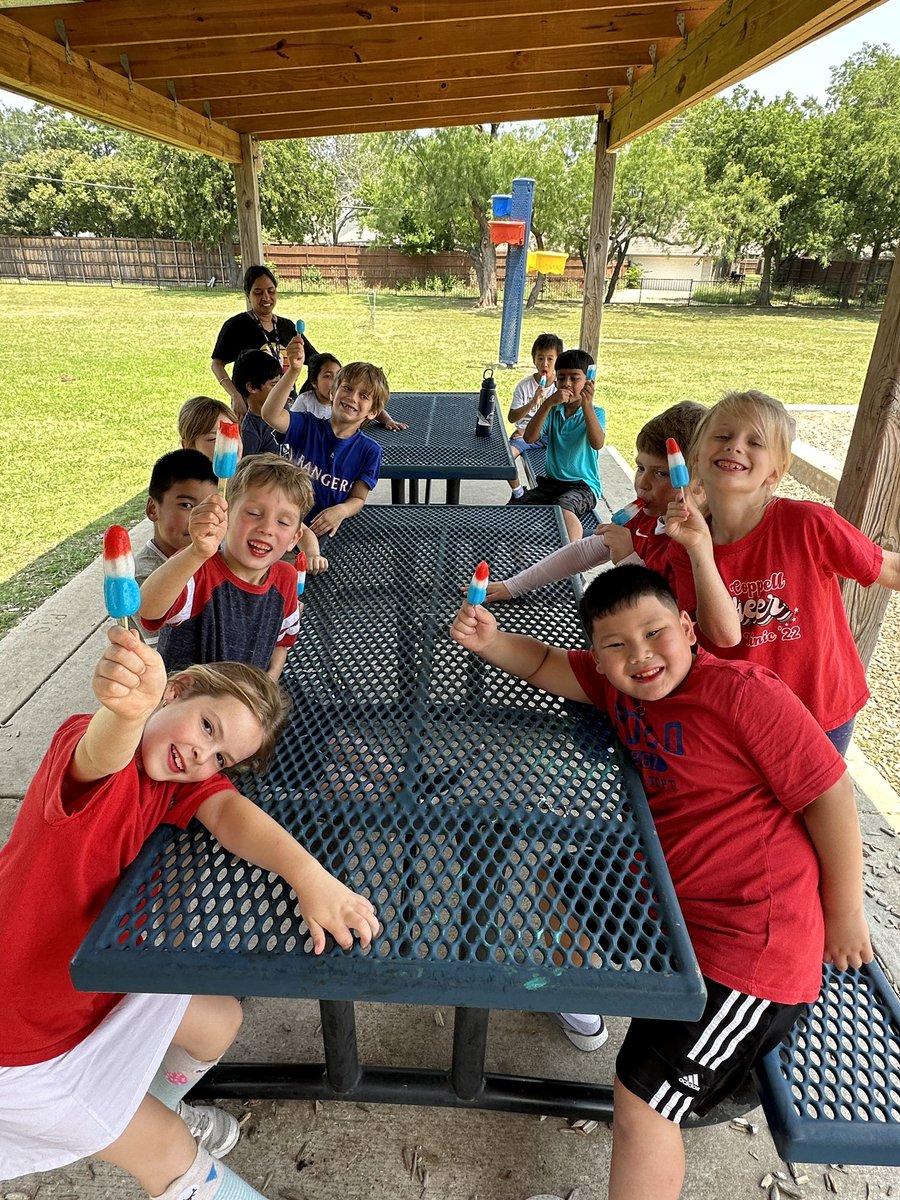 1Dmrstrimble's tweet photo. It’s red, WHITE, and blue day for the Countdown to Summer! We are celebrating 4th of July in May. @MKBMavs https://t.co/2MPnTJ8Bet