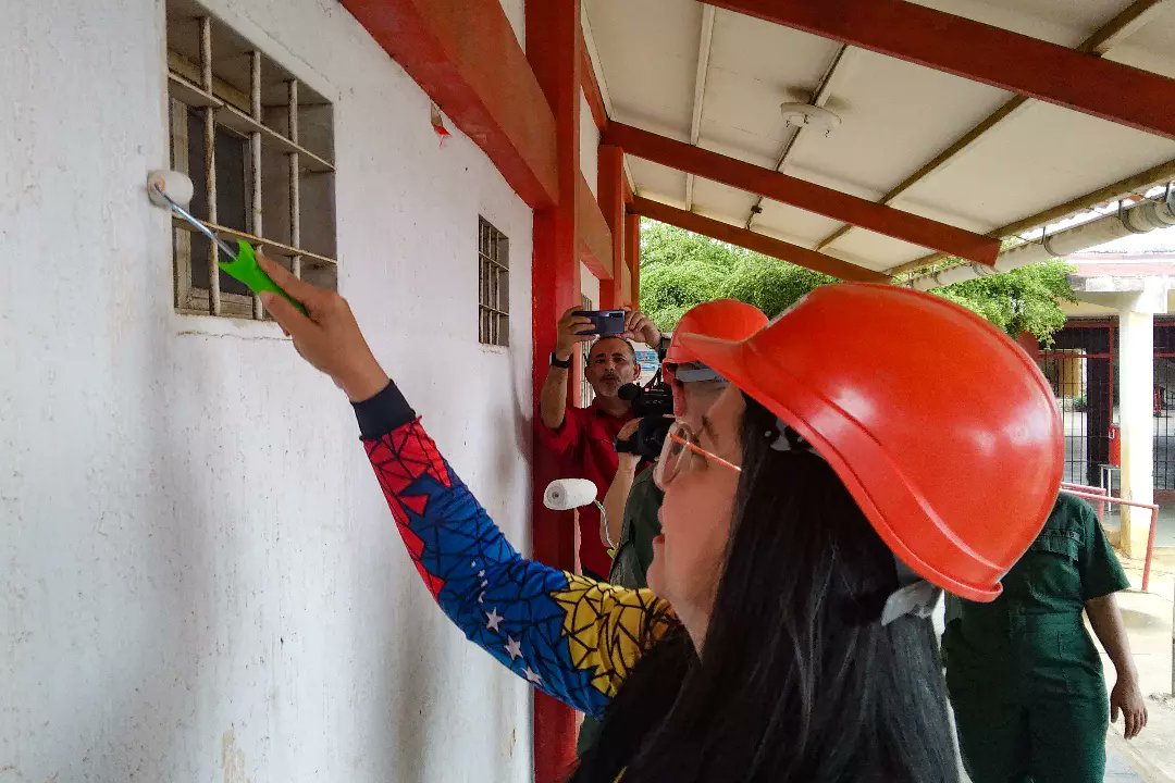 CDCEZULIA's tweet photo. ¡Trabajo voluntario al servicio de nuestros estudiantes!

820 estudiantes se beneficiarán con la recuperación de la escuela Juana de Ávila, gracias a la activación de las BRICOMILES, siempre al servicio de nuestros y nuestras estudiantes.

@_LaAvanzadora
@MPPEDUCACION https://t.co/iAuI8gMe3n
