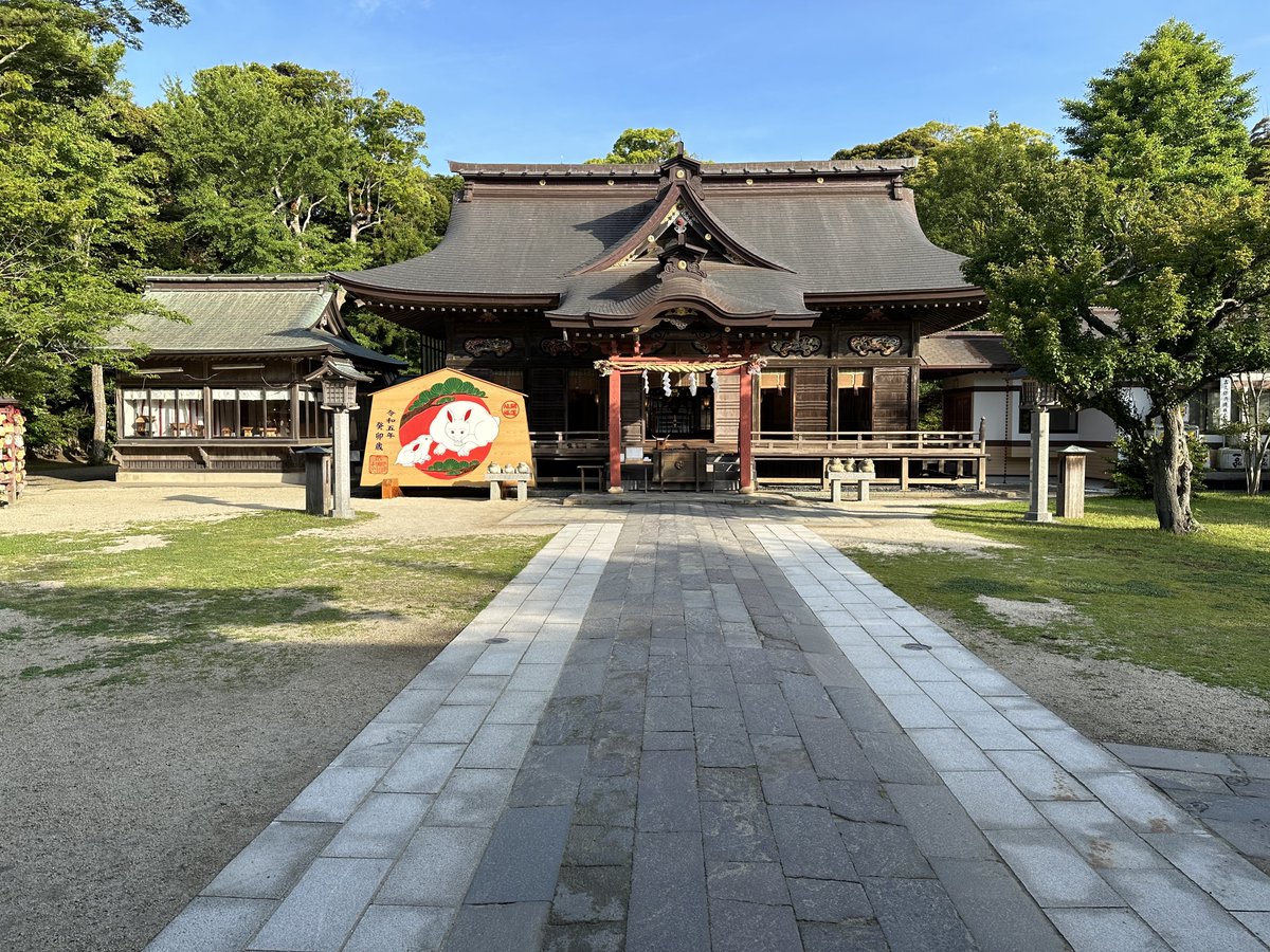 朝一誰もいない神社でゆっくり絵馬をみてました。やっぱり、自分の描いた絵馬は昨年までのは、もうありませんね。写真はあるので、どっかにあるかなぁとか探索してる間にフォロワーさんの絵馬吟味して、かなりゆっくり出来ました。