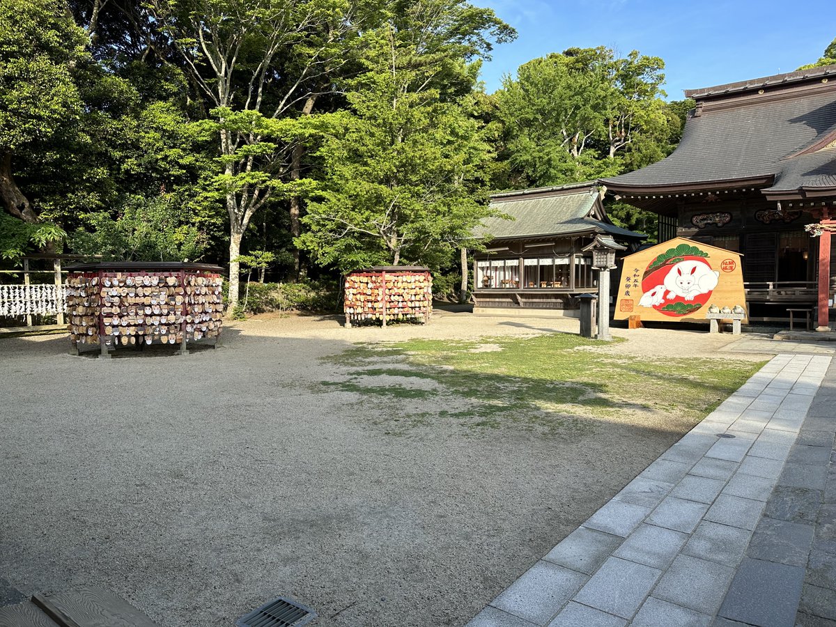 朝一誰もいない神社でゆっくり絵馬をみてました。やっぱり、自分の描いた絵馬は昨年までのは、もうありませんね。写真はあるので、どっかにあるかなぁとか探索してる間にフォロワーさんの絵馬吟味して、かなりゆっくり出来ました。