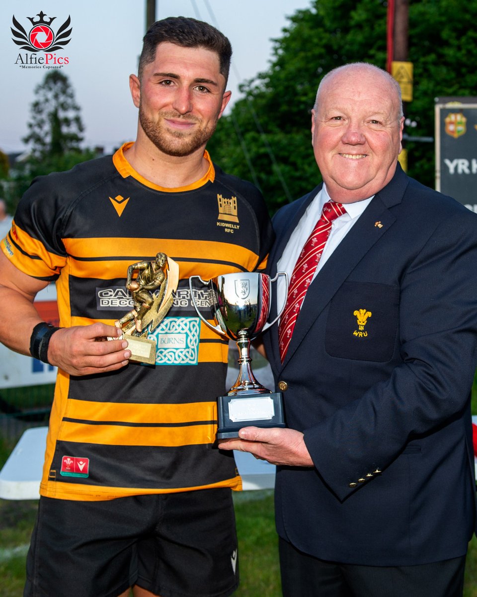 wwrugby's tweet photo. @wwrugby Bowl Final
@ystradbluesrfc  17 @rfc_kidwelly  25
Congratulations to Kidwelly and commiserations to proud runners-up Ystradgynlais. Captain James Owens received the cup from Kevin Lewis WWRU &amp; WRU. Mom was Kidwelly 9 Declan Smith
@AllWalesSport @alfiepics @geraintrugby https://t.co/aFnJSXo4CP