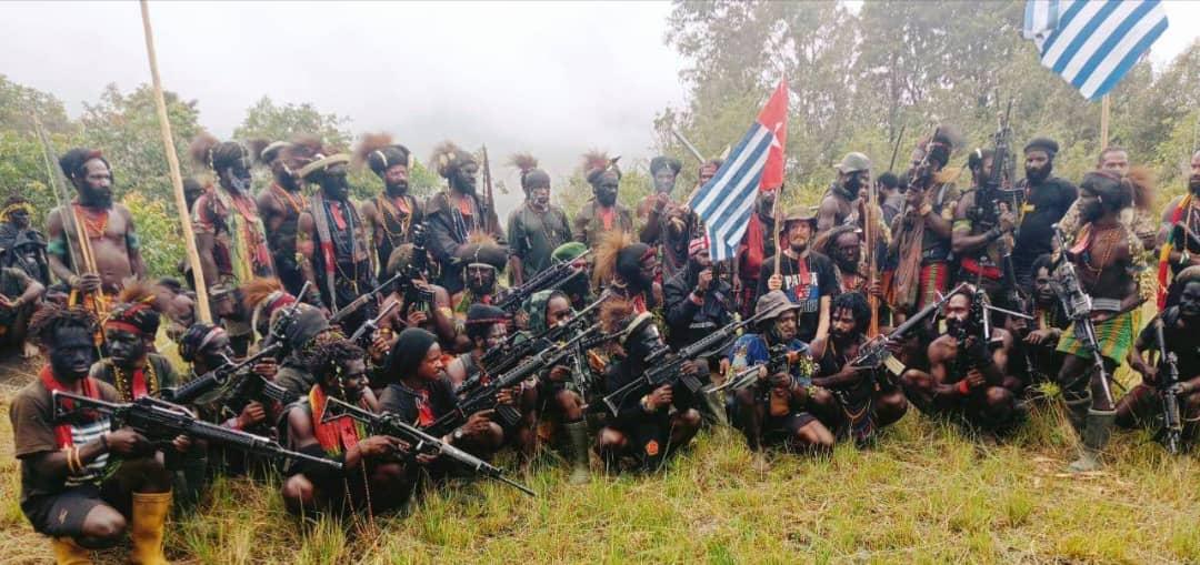 Brigjend Egianus Kogoya kasih Waktu 2 bulan kedepan kepada negara-negara agar menekan indonesia untuk mengakui kedaulatan Bangsa West Papua. 'Kalau tidak, pilot akan kami bunuh'

#papua #freewestpapua #papuamerdeka #tpnpb #egianuskogoya #viralterbaru #viral2023