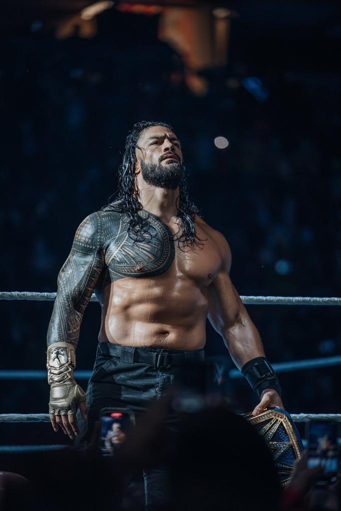 ibeastIess's tweet photo. 1000 DAYS. Universal Champion.
The moment of moments, the goal of goals, THE reign of reigns. 
A once in a lifetime title run.
This is HISTORY in LIVE time. 
Tears in my ears, it's been a blessing &amp; an honour to witness.

ROMAN REIGNS. The GREATEST World Champion of ALL TIME. https://t.co/jOZVO4Bd2O