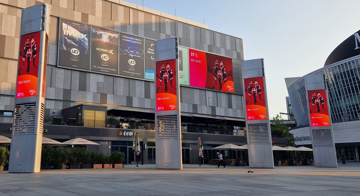 Seulyyeon's tweet photo. Red Velvet ad all over the whole Mercedes-Benz Platz in Berlin 🩷💛💙💚💜 #RtoVinBerlin https://t.co/6GuLOQCOZq