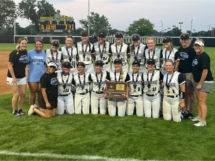 EHSSoftball2's tweet photo. 🎉 2nd in State!! 🥈🏆 These ladies came ready to play &amp; never backed down. We are so proud of their fight!💪🏻

Our Seniors finish their HS careers with Two 3rd Place State Finishes🥉and as this years 2nd Place State Team! 

Thank you Seniors!!!! 🤗 https://t.co/q8KTabonFd