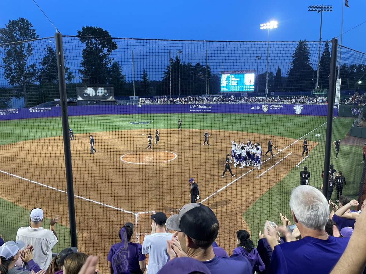Win #3 on the day, this time #MightyAreTheWomen  taking care of business in G1 of the Super Regional.  

Here’s hoping for three more wins tomorrow for #GoLynx #GoHuskies