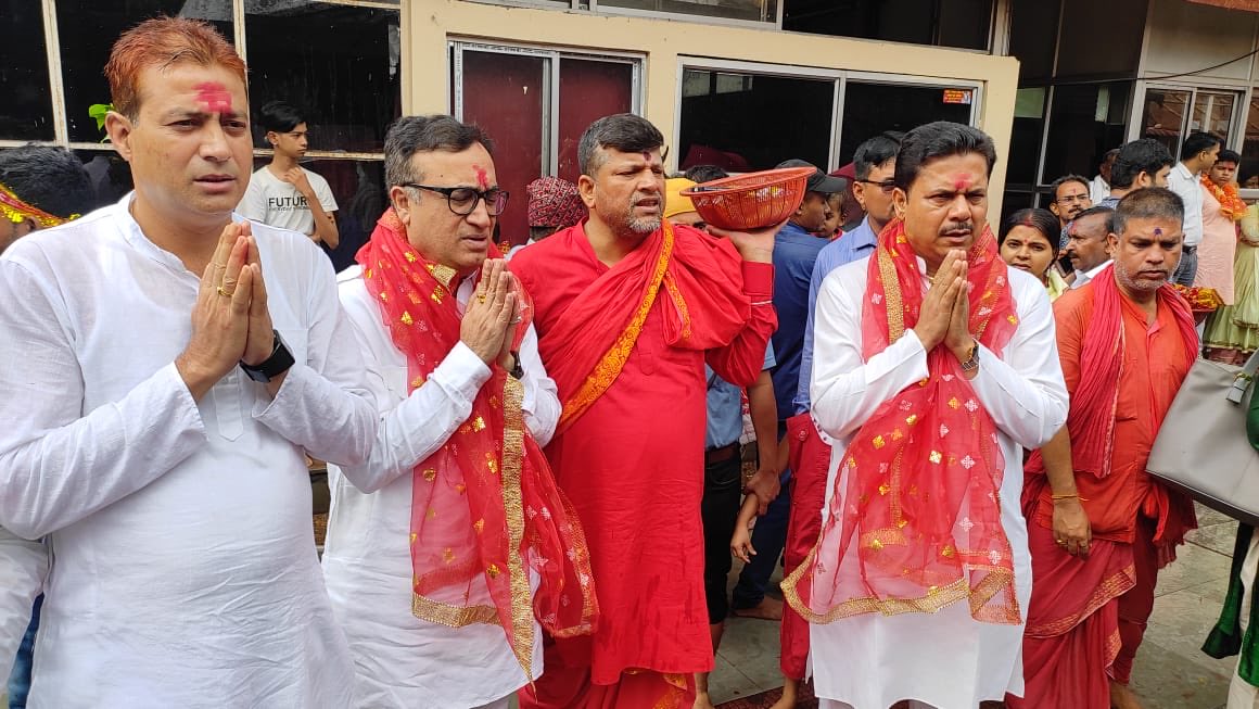 Visited Maa Kamakhya along with Sri ⁦@ajaymaken⁩ ji and offered prayers today morning.