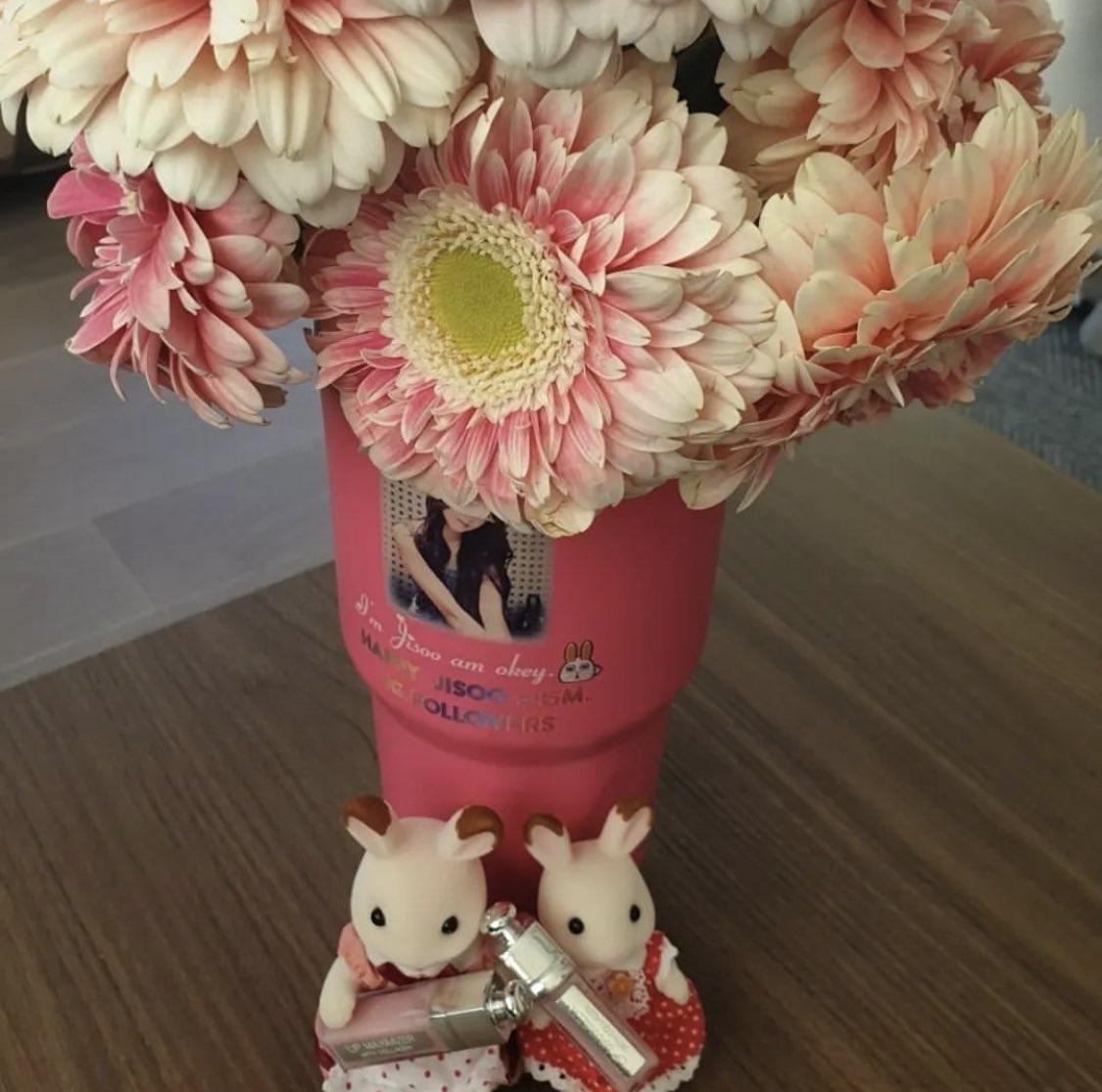 I can’t with Jisoo’s aunt flower vase😭