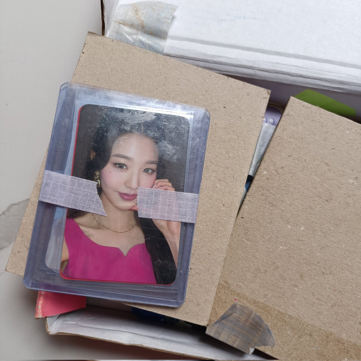 wynterselle's tweet photo. hi ! did anyone received a hanni bh parcel from @qutie_hao ? i got wony and dani wink instead kasi, the parcels were switched by the seller and they're not replying to my dms, kindly dm me if this parcel is yours ~ https://t.co/4eXHfQZE8t