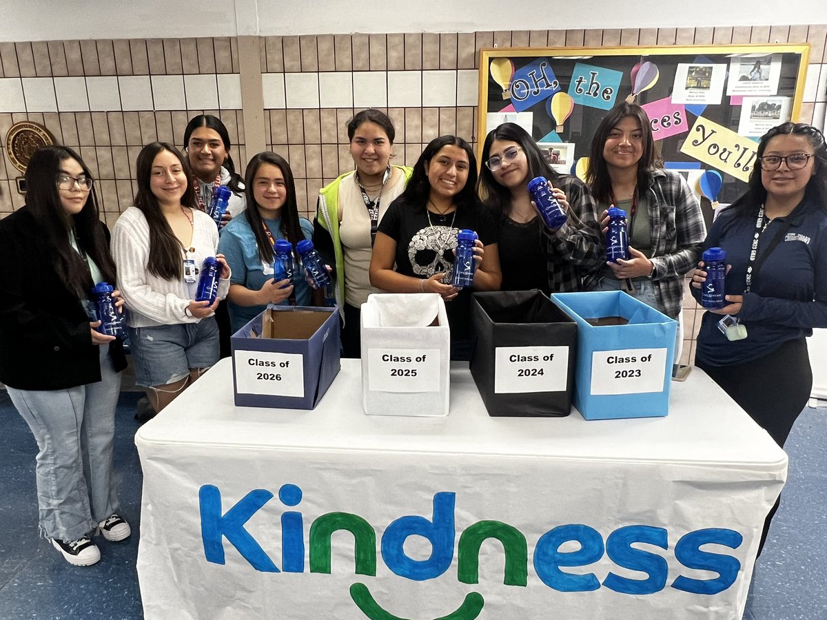 Special thanks to our amazing @DVHSYISD students for helping our Family & Community service students, @dvhs_nehs and @DelJrotc collect items for the @YsletaISD KiC project. @jackielsaenz @YISDCounseling @IvanCedilloYISD #CaughtBeingKind