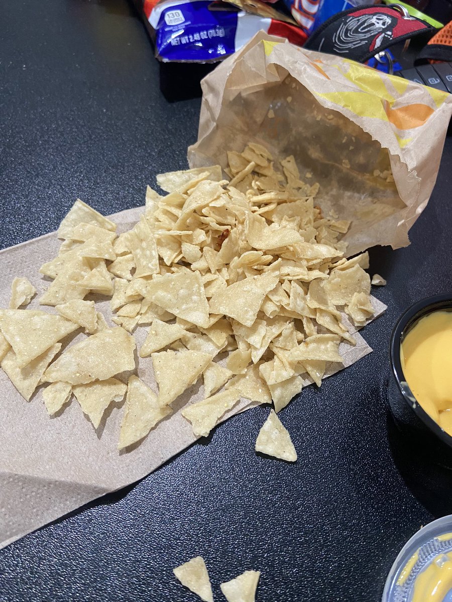 Codysaidso27's tweet image. Hey @tacobell i picked up my mobile order and this is the chips they give me. How am i supposed to dip crumbs in my cheese? 😞