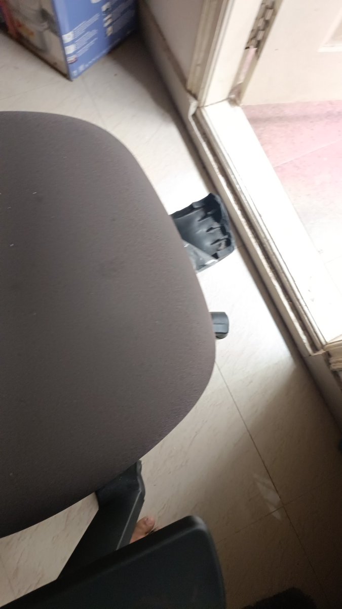 PrajnaRaiPN's tweet photo. Not even 1 year @wakefit and it broke .I was a regular customer of wakefit.This was a disappointment. It questions quality https://t.co/si6au1DWIM