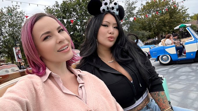 Some guy asked me if I&rsquo;m Anna Bell Peaks. 🫠 https://t.co/SVhecTliWP