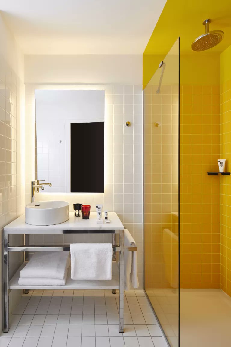 LorieCotten's tweet photo. Color can help with zoning a small bathroom. Here's proof. #interiordesign #colorpalette  https://t.co/zsZ5biY5Uf https://t.co/tEMsyyOShY
