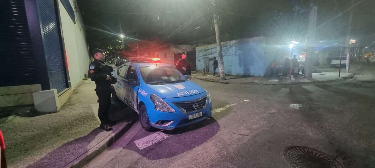 PMERJ's tweet photo. Policiais militares da #UPPChatuba estão posicionados na Avenida Brás de Pina com Rua Cajá, no bairro da Penha, na Zona Norte da cidade do Rio de Janeiro.
#ServireProteger https://t.co/GRT1tWuSAU