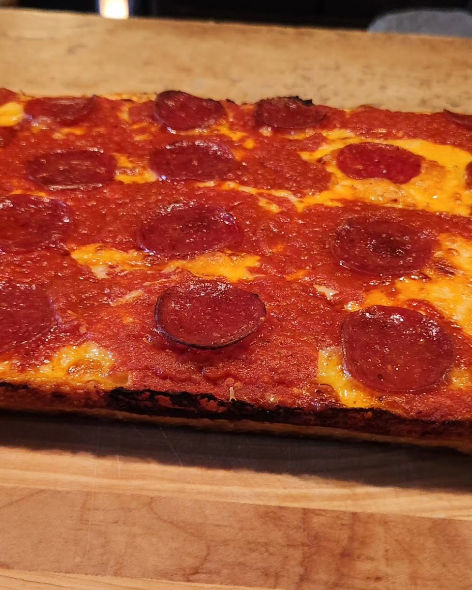 New wrinkle in the home pizza game. Detroit style!! 

#detroitstylepizza #pizza #homemadepizza #fridaynightpizzanight