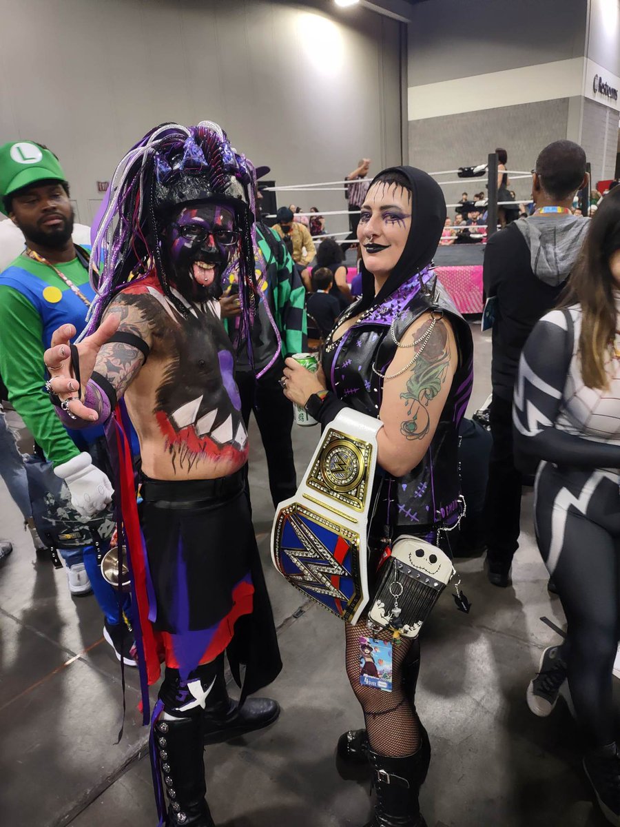 @FinnBalor and @RheaRipley_WWE I seen these cosplayers at @MomoCon today. Amazing work by the both of them. Surprisingly right by the events indie wrestling ring. #BálorClub #MomoCon #WWE