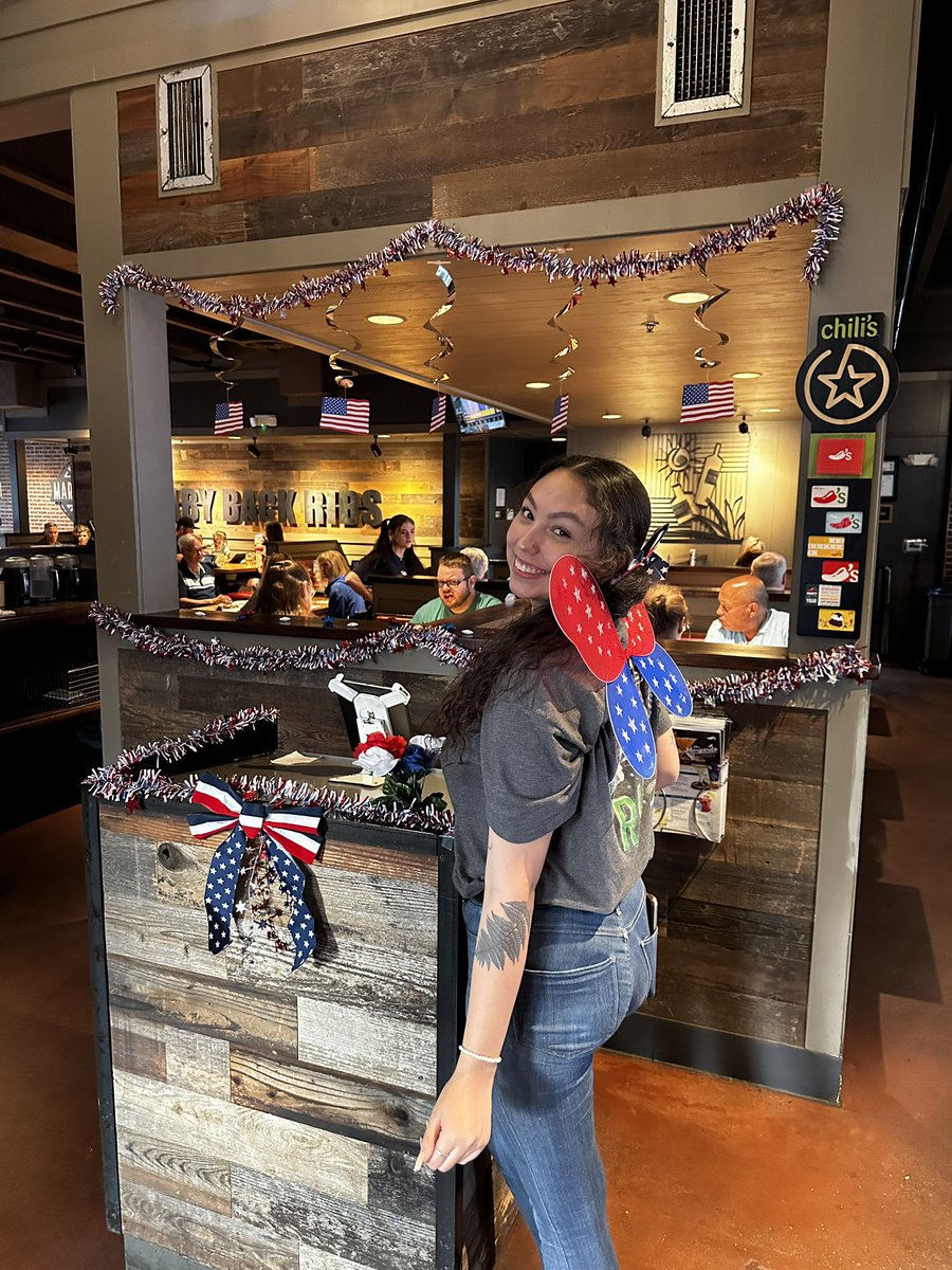 LearNoayhed's tweet photo. Getting Ready for Memorial Weekend/Day here at chilis ❤️🤍💙🌶️! @Chilis @BrinkerIntl #chilihead #chilis #largomall #crispers4life #seminole #Florida https://t.co/CvOa1wlxme