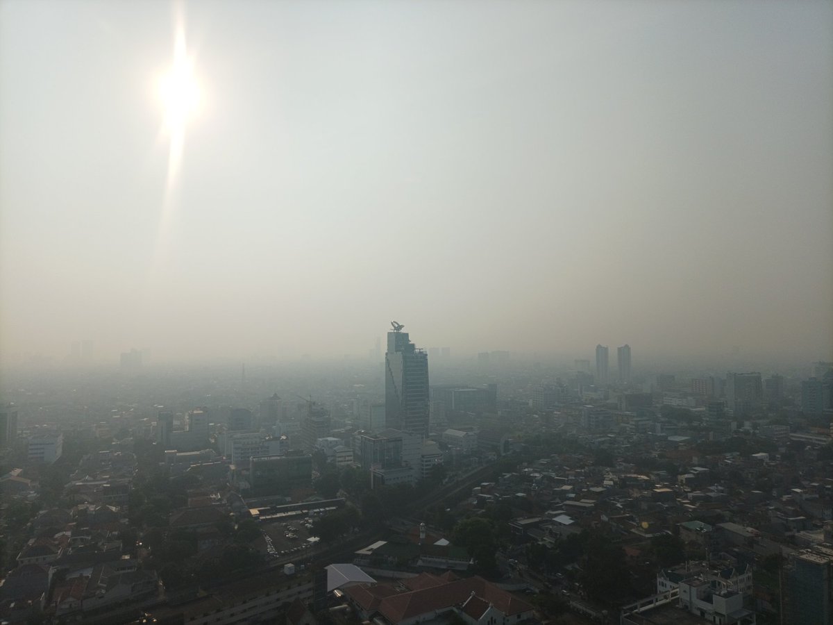 Jakarta pagi dengan polusinya.