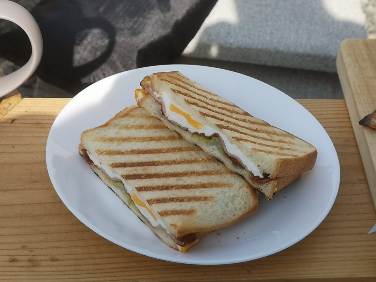 ICO120i's tweet photo. 外で朝ご飯したあと工作開始 https://t.co/4rqNgjZ0F4