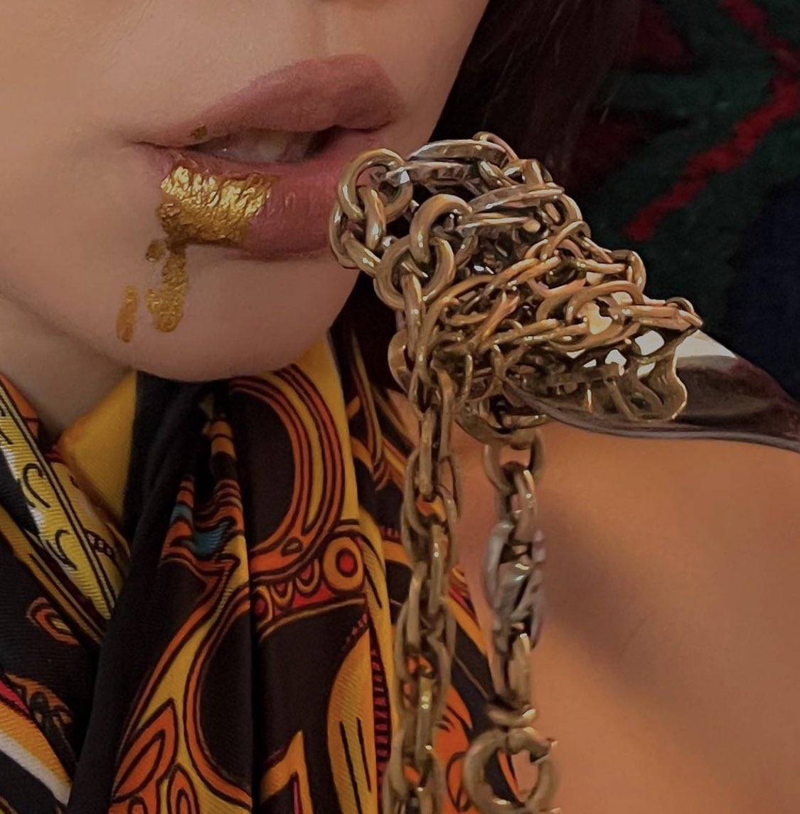 العلاقات مابين الناس كالبيوت :
بعضها يستحق السكن 
وبعضها يستحق الترميم 
وبعضها يستحق الهدم