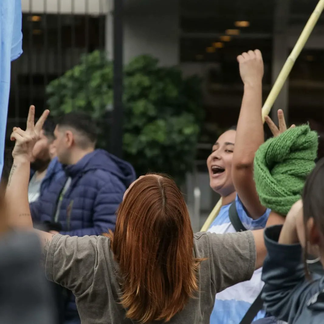 CasaPatriaLR's tweet photo. "Con coraje, con convicción y con ideales, un día como hoy Néstor comenzaba a transformar nuestro país." Cristina Fernández de Kirchner - A 20 años de la asunción de Néstor Kirchner. 25 de Mayo de 2023.
#Imitemoselejemplo
#ArgentinaconCristina https://t.co/Y8KFEiJnvf