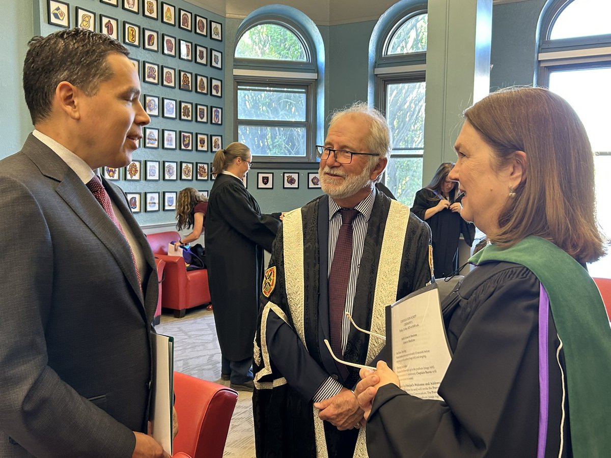 What a beautiful day for convocation of >100 new @queensu MDs ready for the frontlines. And a huge bonus to confer honorary doctorates on 2 exceptional Canadians: Natan Obed & Elizabeth Eisenhauer. Outstanding speeches from each of them. Congrats to all the new grads!👨🏻‍🎓👩🏽‍🎓🩺