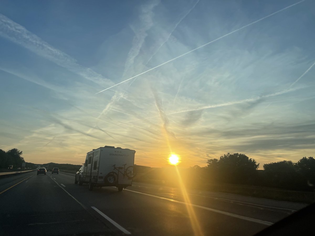 RoyRosco13's tweet photo. ⁦@Mark_Baden⁩ these jet trails today are amazing!!!! https://t.co/Hz74gzfTRI