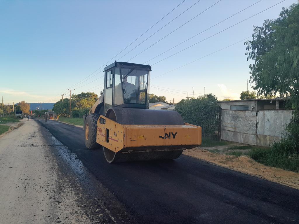 Concretan anhelo de vecinos de comunidad El Naranjal en #Mayarí, inició el asfalto de la calle principal de la comunidad. #Holguín #PoderPopular #Cuba @Dagmar78659741 @cubadebatecu