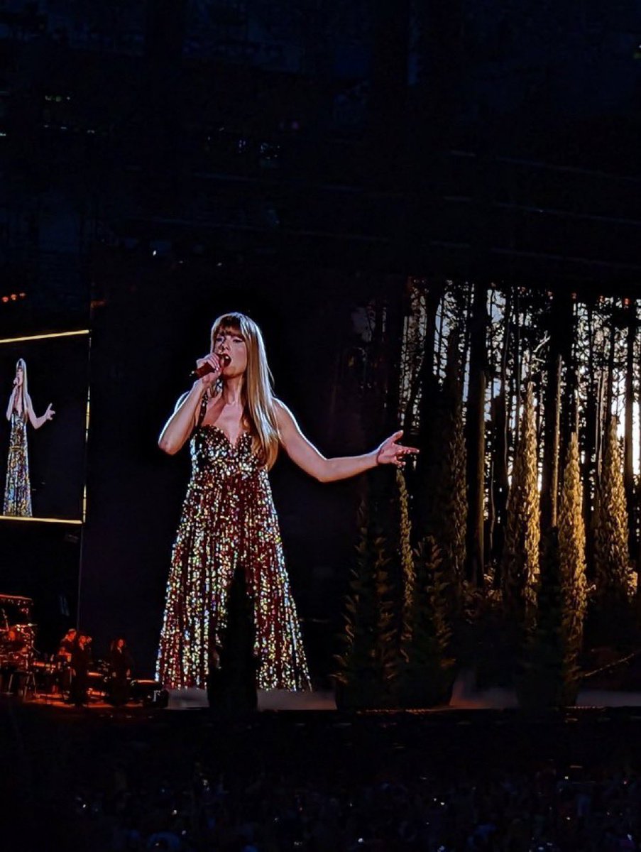 tswifterastour's tweet photo. 🚨| Taylor Swift reveals that tonight’s audience will get a TREAT after the crowd’s long and loud cheer and chant of her name after “Champagne Problems” during the ‘evermore’ set of tonight’s show!

“You will get a treat for that!” *points finger furiously while nodding* https://t.co/I7lGLGkChF
