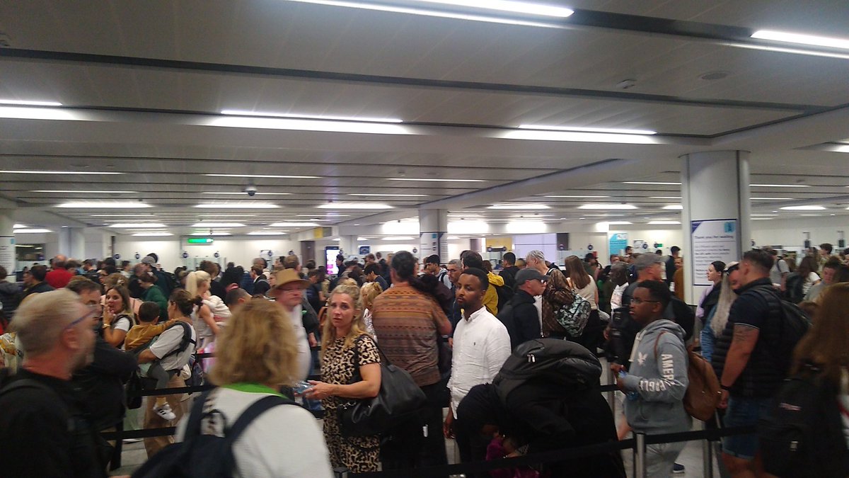 coachchriso's tweet photo. 2am, Gatwick North Terminal passport control. Unbelievable. Welcome to modern Britain. 🤦
And of course the aircon is shut down so it's stiflingly hot. @UKBorder @ukhomeoffice @Gatwick_Airport @mrjamesob https://t.co/KHTp1jcdCj