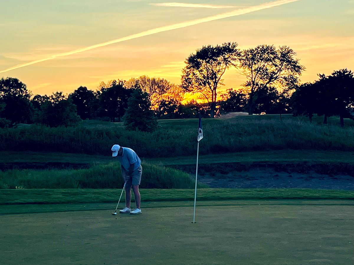 A quick sunset 9 holes at Willow Crest with @pattyneustadt28 Good putt!