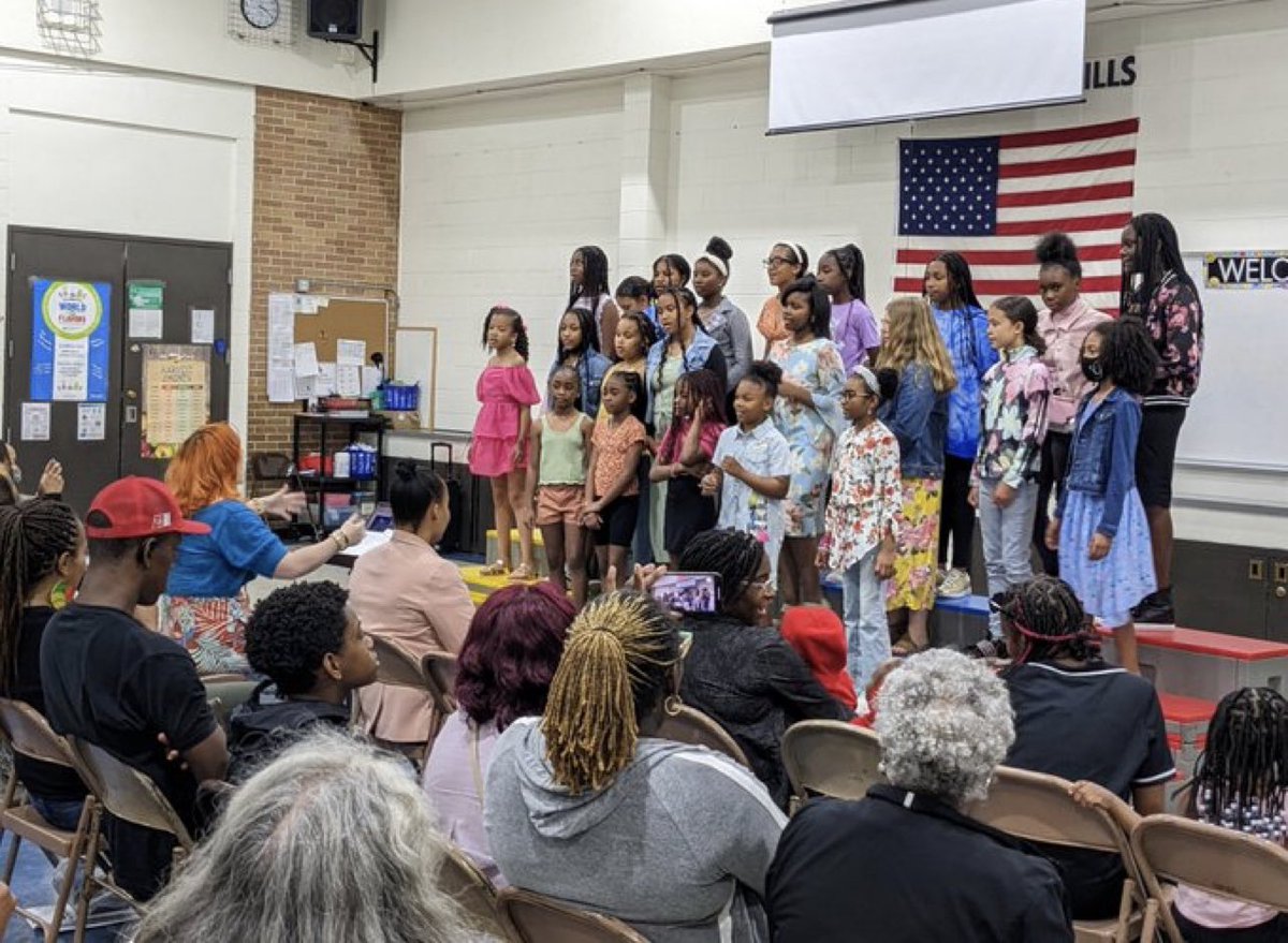 _MrsSumner's tweet image. More footage of the @FlossmoorHills CHOIR CLIQUE final concert!  “Como La Flor” #Selena #d161learns #elementarychoir