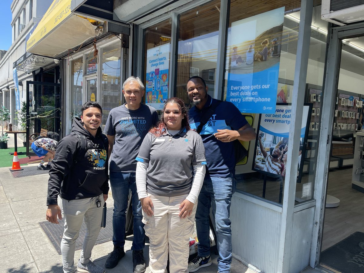 Outside with the team at our CWS Middle Village AT&T location! We are ready for the holiday weekend! 
@Niicky4750 @judy_cavalieri @franciwins23 @OneNYNJ @theeastregion