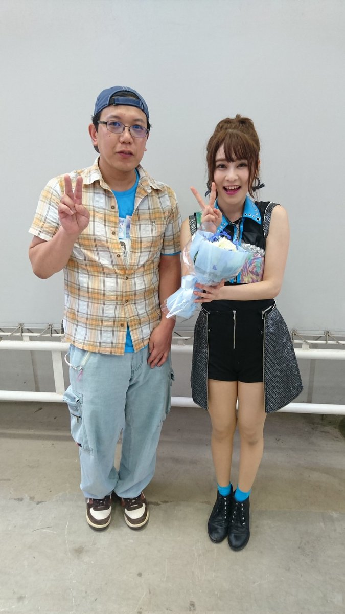 okuno1221's tweet photo. はじめての場所だと思って来たけど、
ステージみたら、
なんか、
見たことがあるなぁと。
La PomPonさんのリリイベで、来たことあったよ。
RIMAさんの誕生日で、店内で用意した小さな花束わたしたな✨
#来栖りん
#リリイベ
#イオンモール幕張新都心
#グランドスクエア
#LaPomPon
#RIMA https://t.co/xNWW0yGAm8