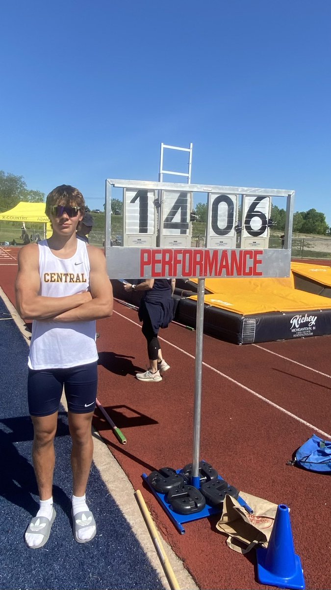 💪🏽⚡️County Champion⚡️💪🏽
                 <a href="/rayweath17/">Raymond Weatherington</a> 
             Pole Vault - 14’ 6”