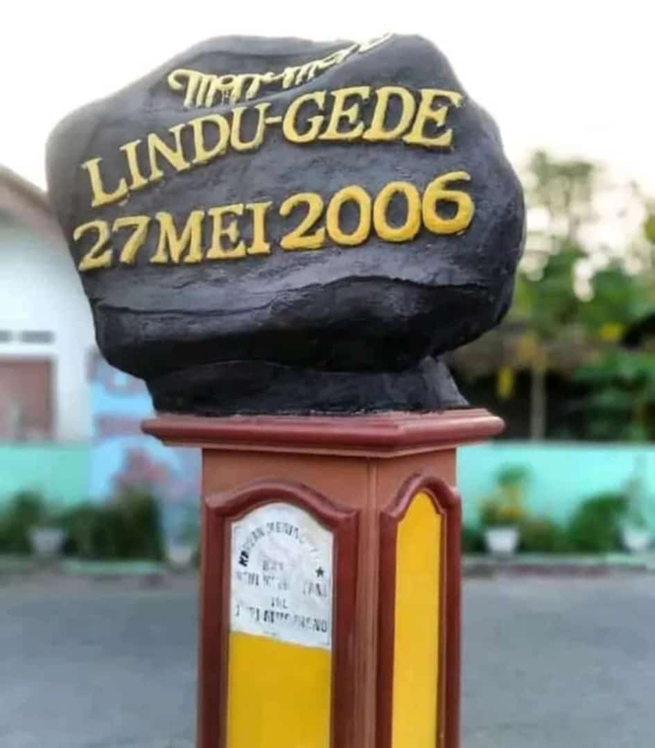 Berdoa sejenak untuk semua korban gempa Yogyakarta Setu Wage 27 Mei 2006 - Setu Pon 27 Mei 2023. Al Fatihah 🤲👨‍🚒🇮🇩