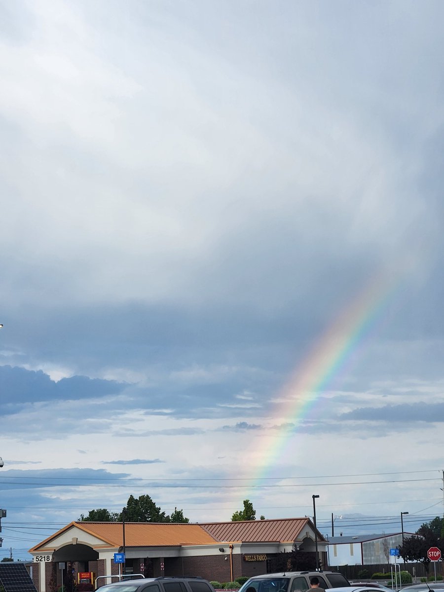 Sparkle_Sprite's tweet photo. So leprechaun's have bank accounts now? 🤣 #rainbow #wellsfargo @WellsFargo https://t.co/EWhTzZpEdG