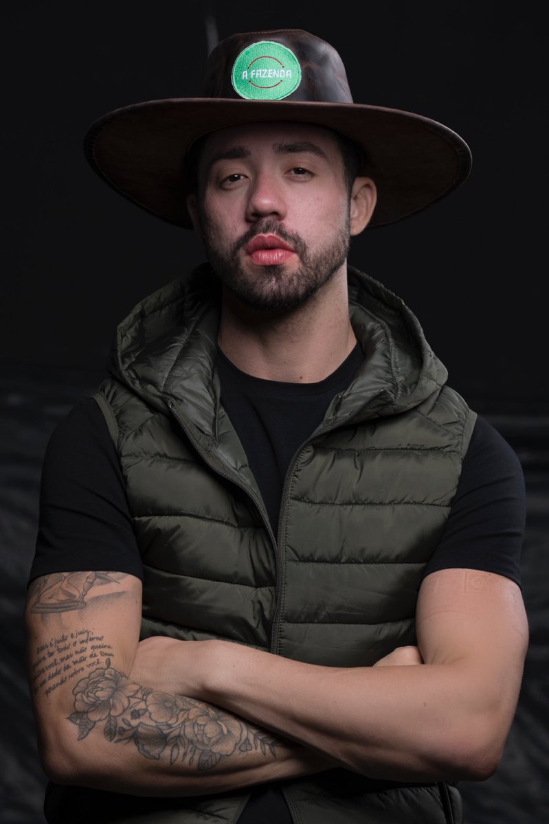 lcdlcrv's tweet photo. CALADA VENCE!

o protagonista de vários realitys como, de férias com ex, a fazenda e outros programas de tv, rico Melquíades que saiu vencedor de a fazenda 13 também está em #LcdlcRv 

( @RyComenta 🔥 ) vocês são #TeamRico ? https://t.co/BTYXl8NqjB