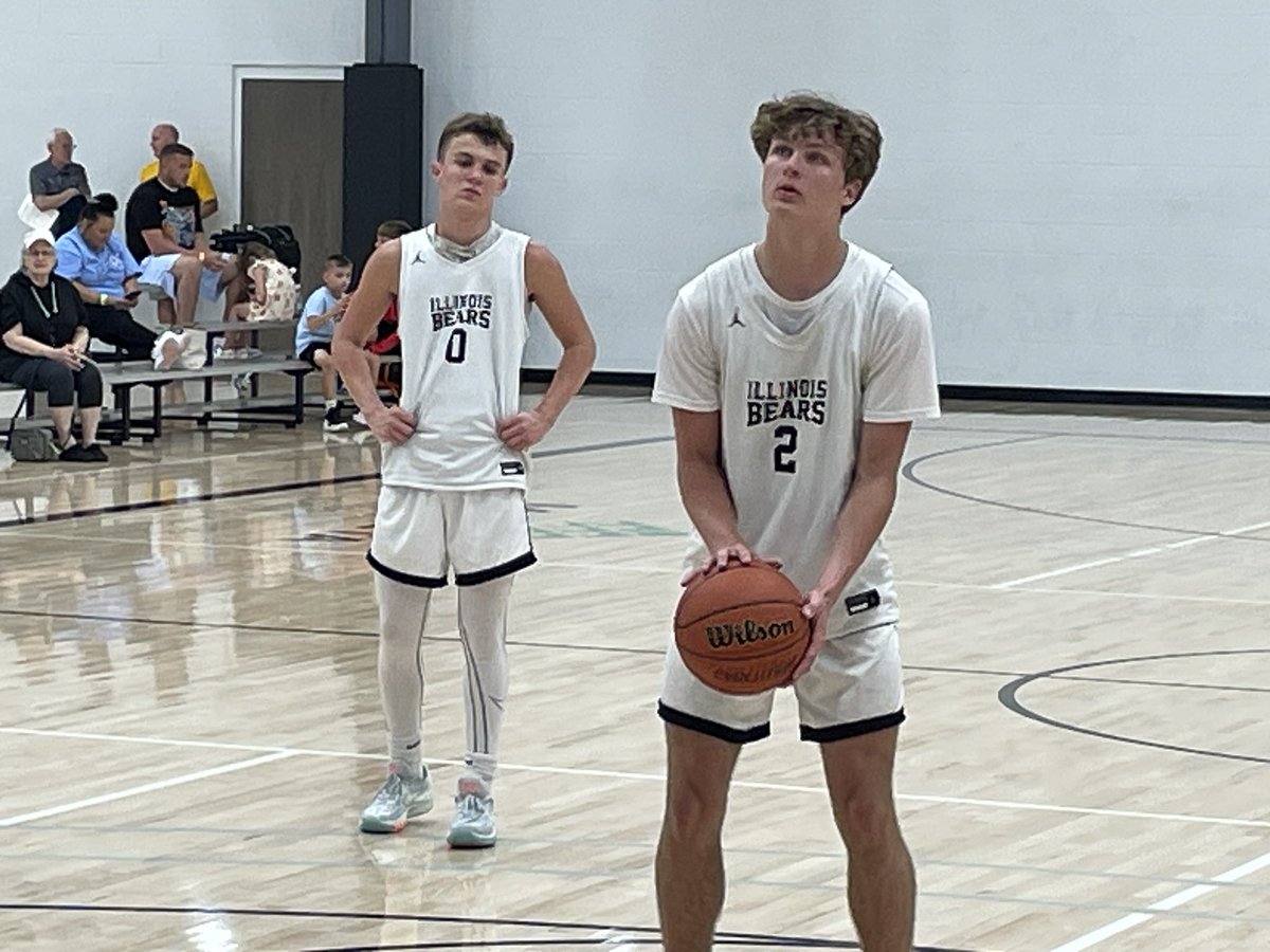 PrepHoopsMO's tweet photo. 6’2 2024 Owen Liefer of the Illinois Bears 2024 (Snider) attacks the basket well and can finish with either hand in traffic. Always putting pressure on the defense #ShowMeShowdown https://t.co/Ue9NJc3xu4