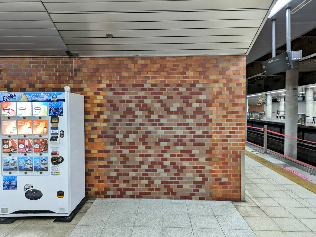 東京駅に”秘密の扉”が出現！？ 入ったらゲームの世界に誘われそう