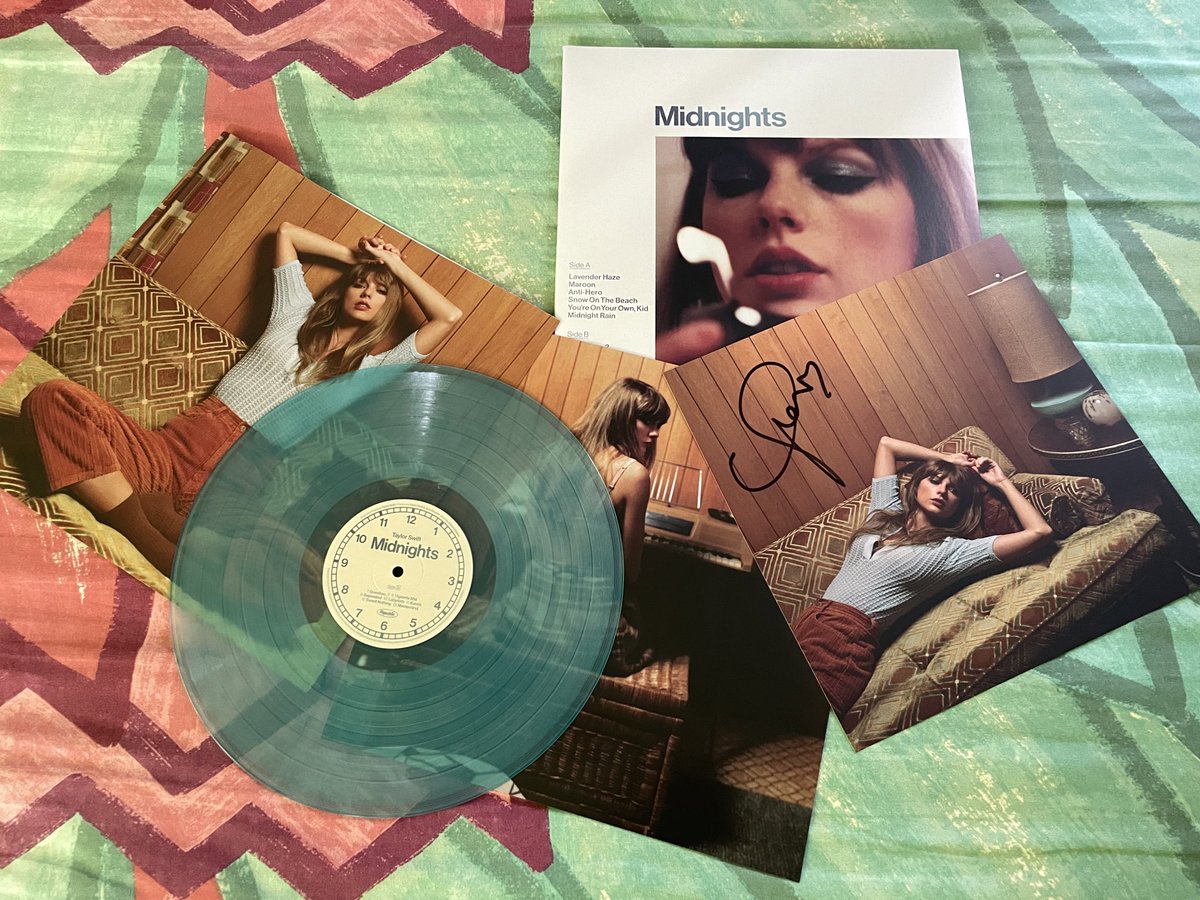 povwil's tweet photo. MY SIGNED MIDNIGHTS VINYL JUST CAME. IM LITERALLY SHAKING RN. TYSM FOR DOING THIS GIVEAWAY @moontosaturn 😭💙 https://t.co/5jGAeZs5VR