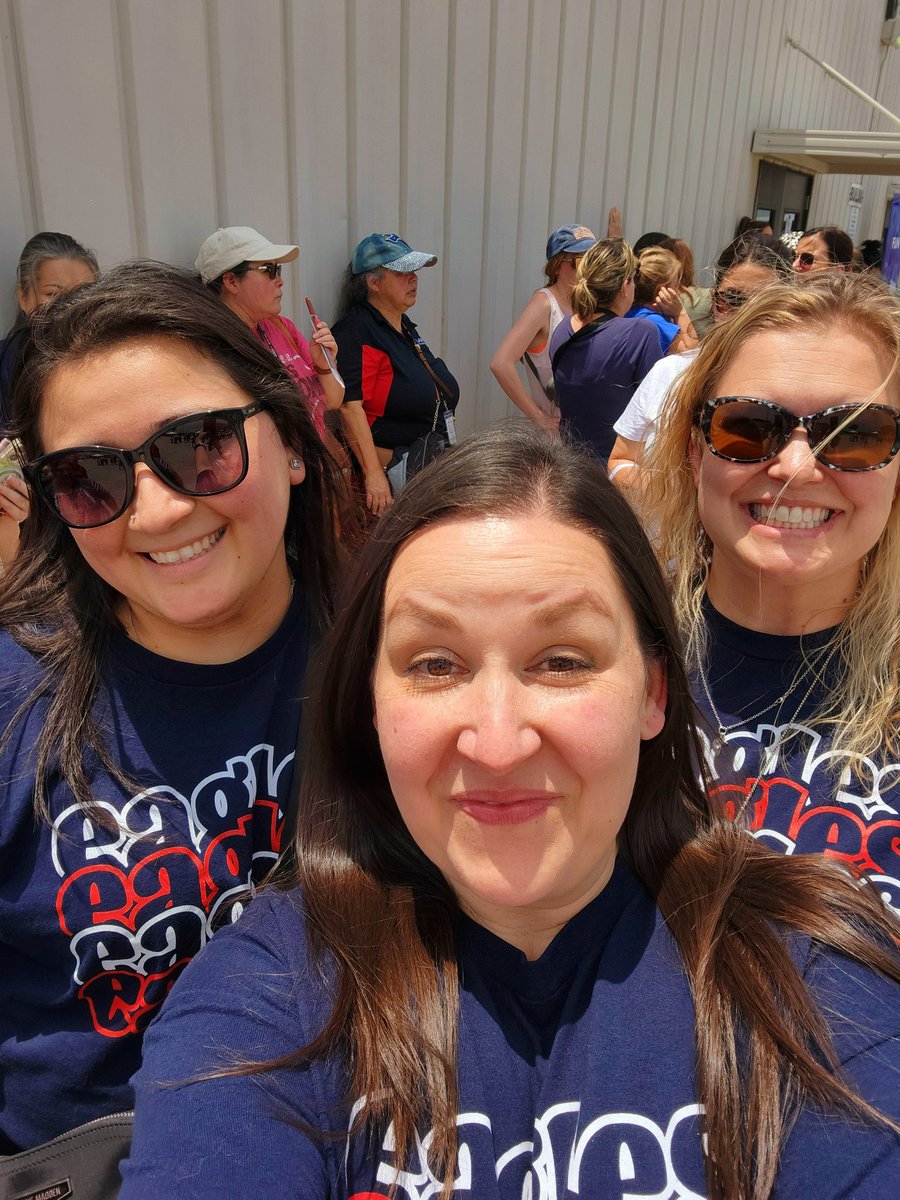 ELAR4Moreno's tweet photo. What a 🔥 end to the school year! Happy ConFUNcation! Summer, here we come! 😎😎😎 @MeyerEagles https://t.co/nkMueeJ5uB