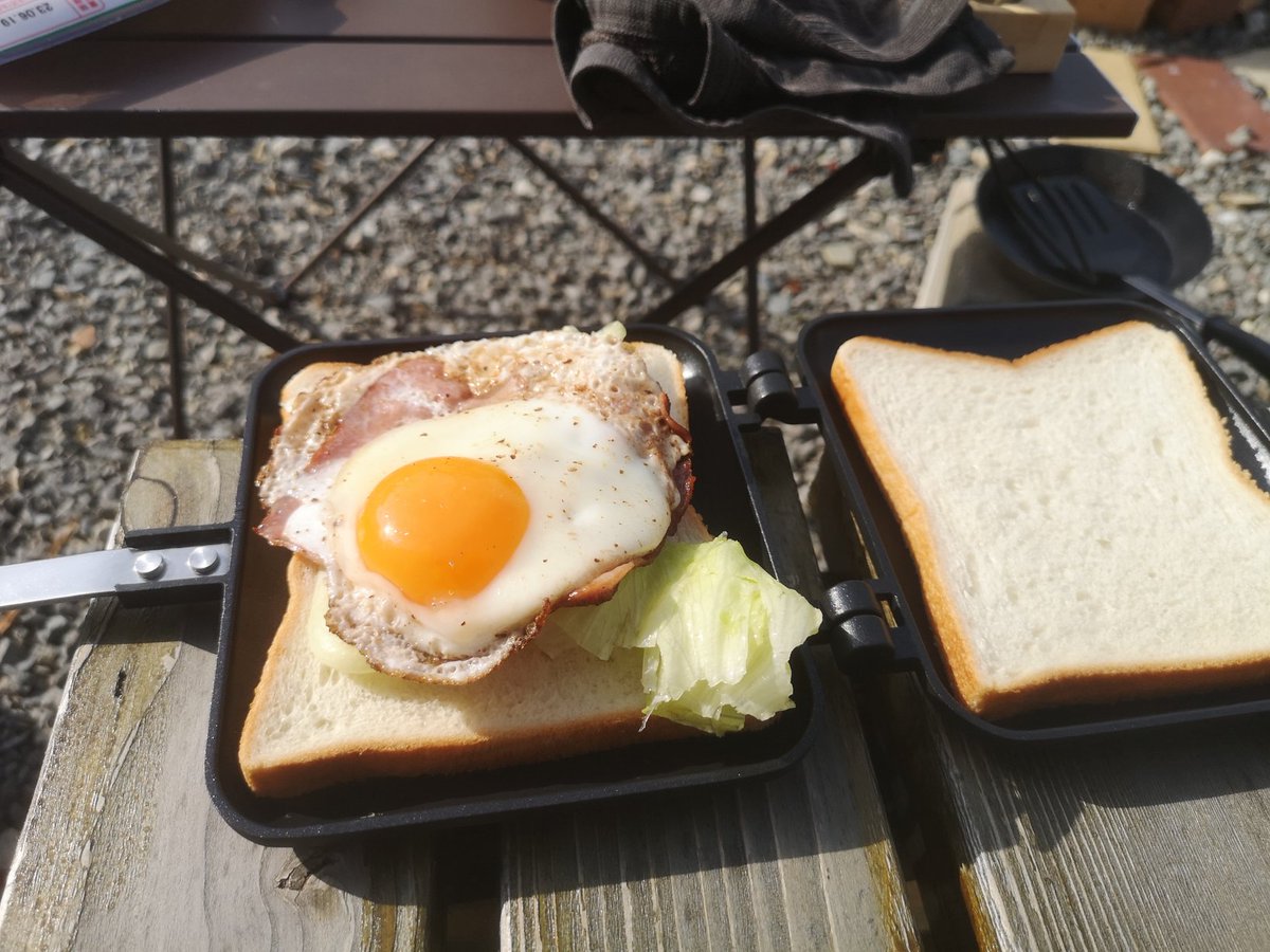 ICO120i's tweet photo. 外で朝ご飯したあと工作開始 https://t.co/4rqNgjZ0F4